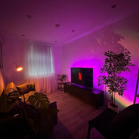 Retro Suite A Luxury Apartment With King Size Bed Wii Games And Entertainment Лестър Екстериор снимка