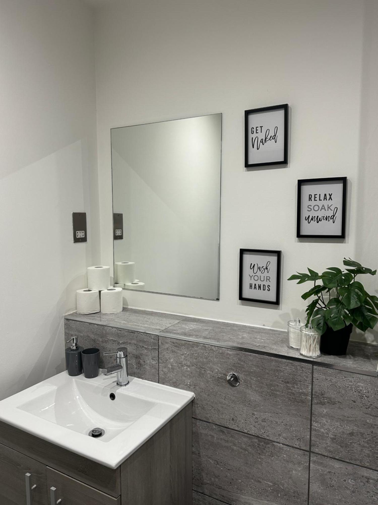 Retro Suite A Luxury Apartment With King Size Bed Wii Games And Entertainment Лестър Екстериор снимка