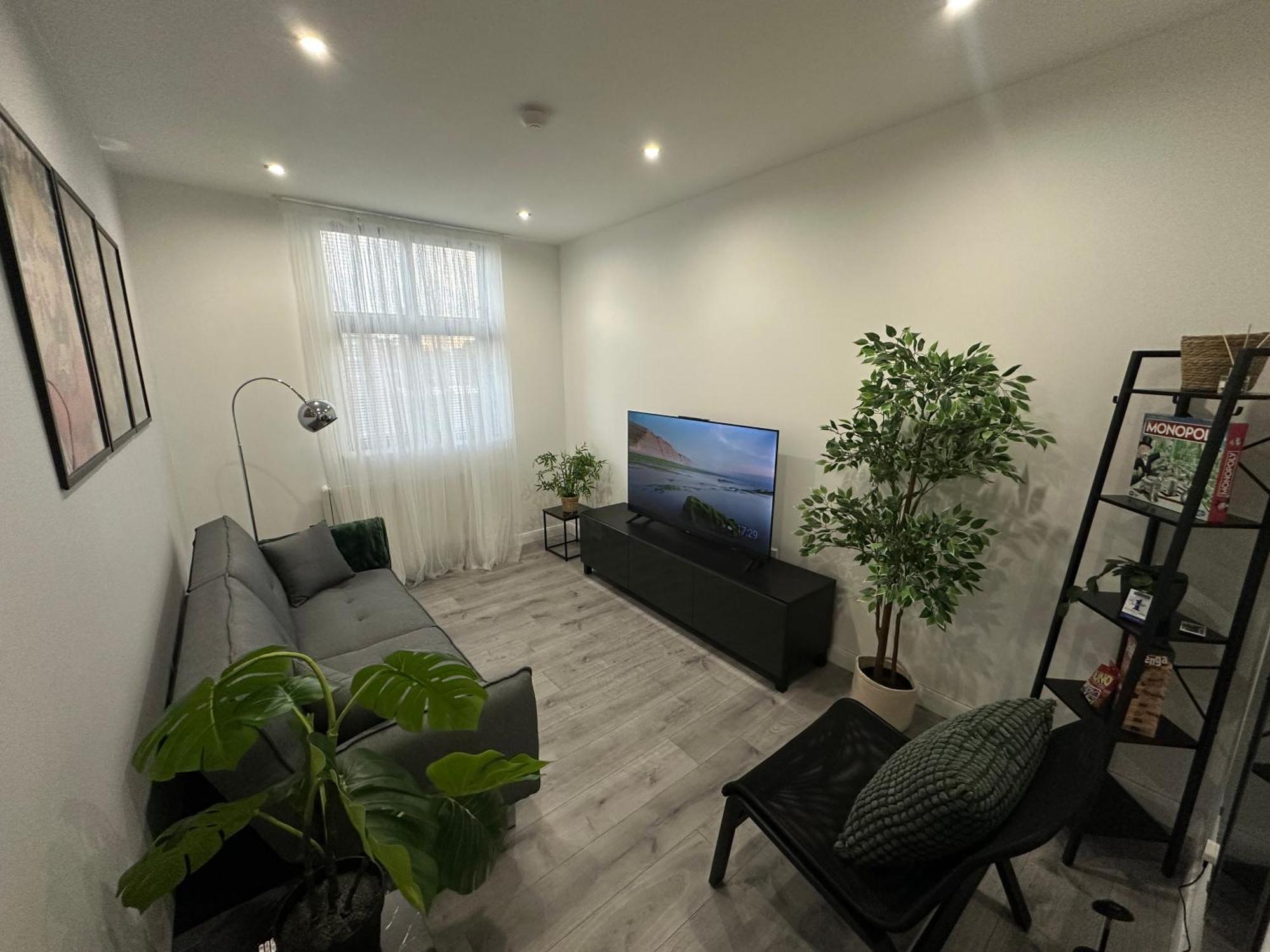Retro Suite A Luxury Apartment With King Size Bed Wii Games And Entertainment Лестър Екстериор снимка